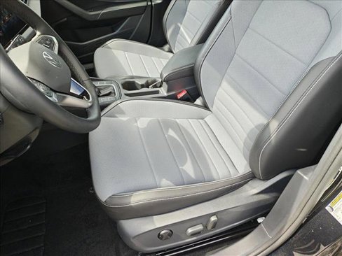 Certified 2025 Volkswagen Jetta SE image 18