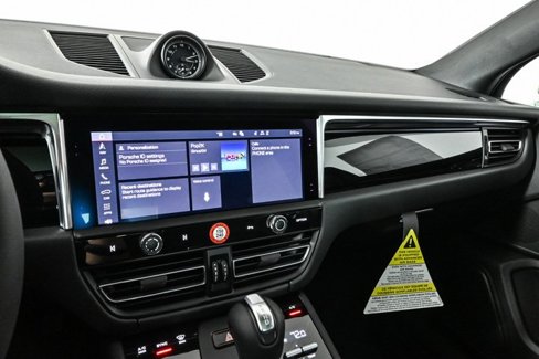 Certified 2025 Porsche Macan image 12
