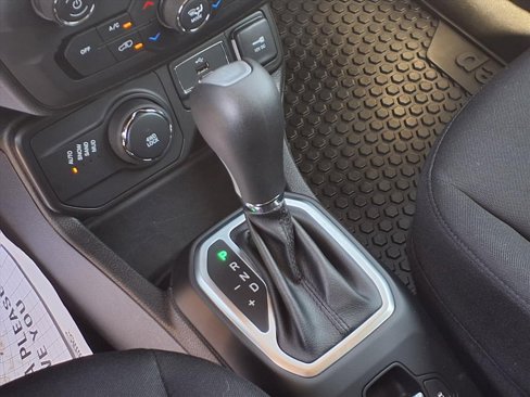 Used 2018 Jeep Renegade Latitude w/ Cold Weather Group image 18