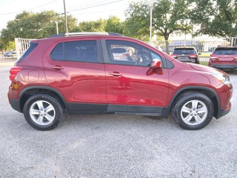 Used 2022 Chevrolet Trax LT w/ LT Convenience Package image 8