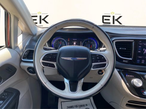 Used 2018 Chrysler Pacifica Limited image 17