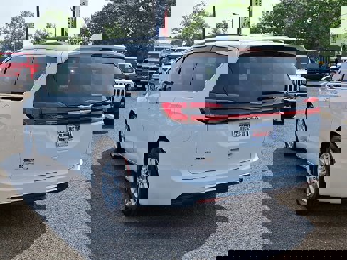 Used 2022 Chrysler Pacifica Touring-L image 3