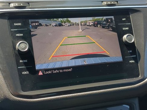 Used 2022 Volkswagen Tiguan SE w/ Panoramic Sunroof Package image 24