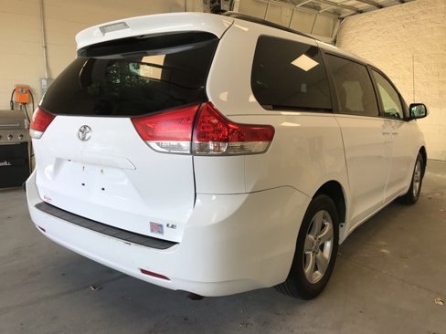 Used 2014 Toyota Sienna LE image 3