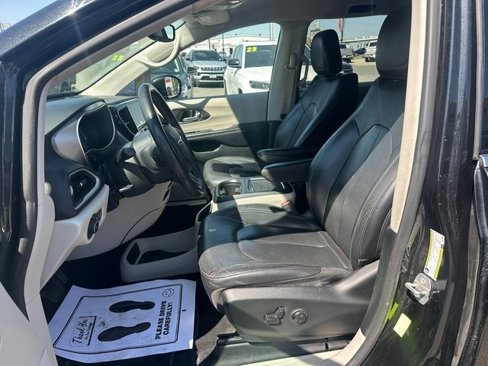 Used 2022 Chrysler Pacifica Touring-L image 15