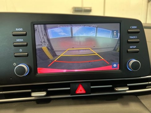 Used 2022 Hyundai Elantra SE image 14