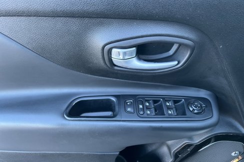 Used 2018 Jeep Renegade Altitude w/ UConnect 8.4 Nav Group image 8