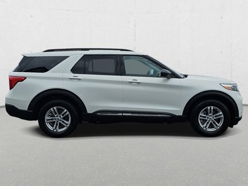 Used 2022 Ford Explorer XLT w/ Equipment Group 202A image 4