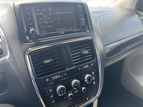 Used 2019 Dodge Grand Caravan SE w/ UConnect Hands-Free Group image 18