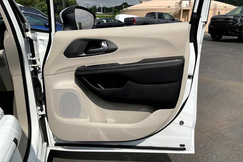 Used 2023 Chrysler Pacifica Touring-L image 25