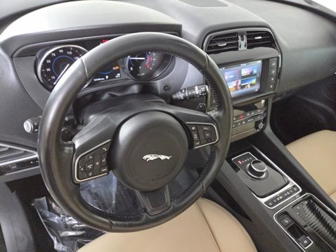 Used 2018 Jaguar F-PACE Premium image 16