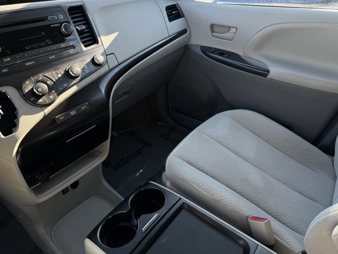 Used 2011 Toyota Sienna LE image 20