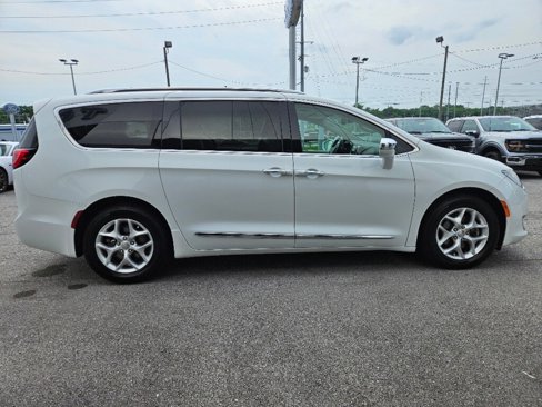 Used 2020 Chrysler Pacifica Limited image 7