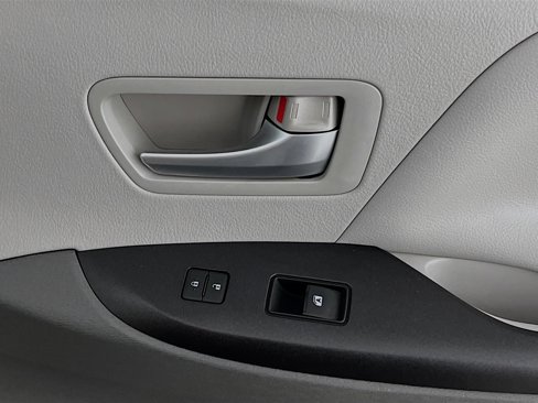 Used 2015 Toyota Sienna LE image 31