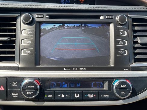 Used 2019 Toyota Highlander XLE w/ Phone Cable & Charge Package image 10