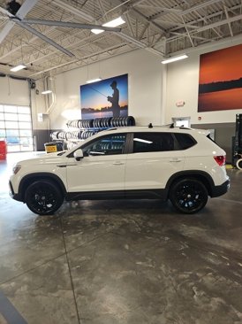 Used 2023 Volkswagen Taos SE w/ Panoramic Sunroof Package image 9