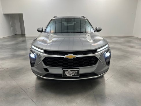 Used 2024 Chevrolet Trax LT image 2
