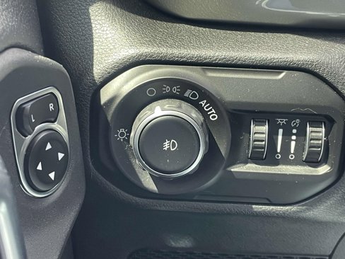 Used 2020 Jeep Wrangler Unlimited Sahara image 28
