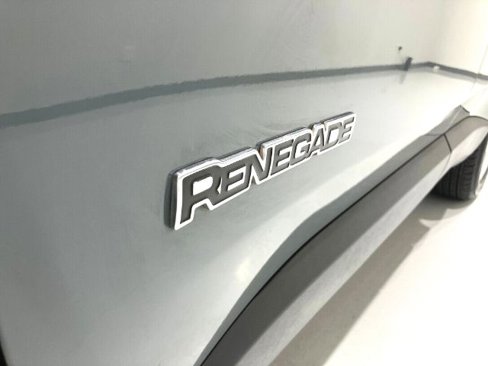 Used 2018 Jeep Renegade Latitude image 9