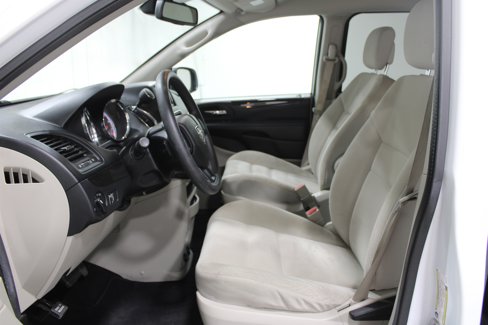 Used 2019 Dodge Grand Caravan SE w/ UConnect Hands-Free Group image 3