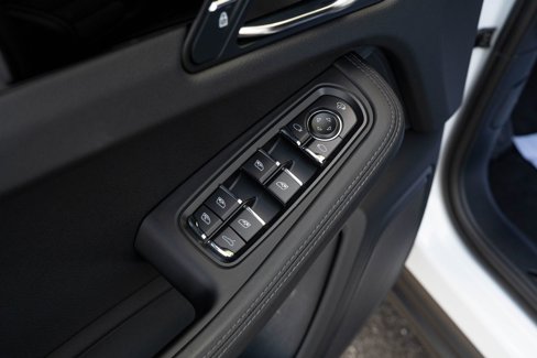 Certified 2023 Porsche Macan Turbo image 21