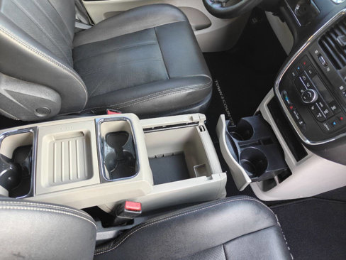 Used 2011 Chrysler Town & Country Touring-L image 27
