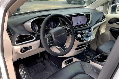Used 2023 Chrysler Pacifica Touring-L image 15