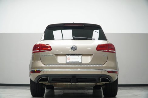 Used 2015 Volkswagen Touareg TDI image 11