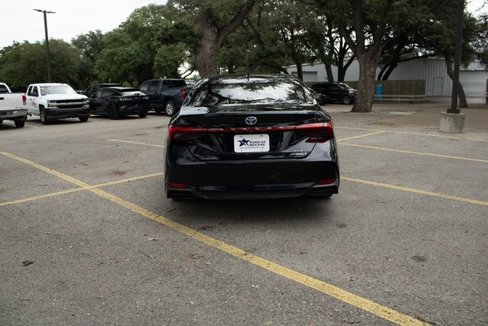 Used 2020 Toyota Avalon XLE image 5