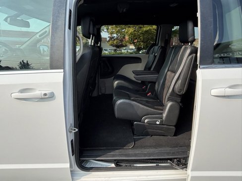 Used 2019 Dodge Grand Caravan SXT image 15