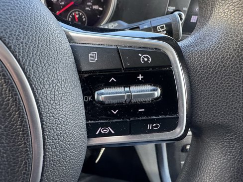 Used 2022 Kia Carnival LX image 16