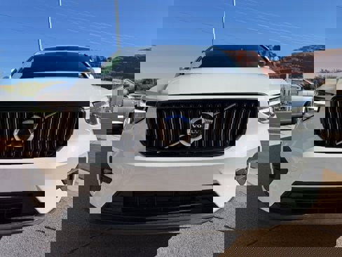 Used 2023 Volvo XC40 B5 Plus image 15