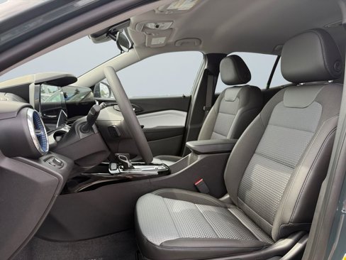 New 2025 Chevrolet Trax LT image 9