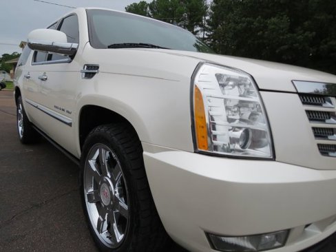 Used 2011 Cadillac Escalade ESV Premium image 9