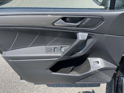Used 2022 Volkswagen Tiguan SE image 16