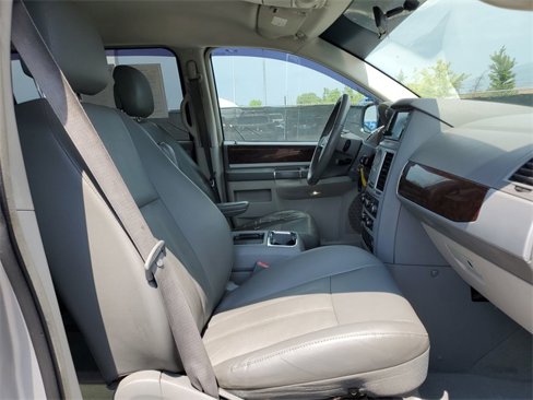 Used 2010 Chrysler Town & Country Touring image 24