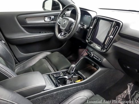Used 2020 Volvo XC40 T4 R-Design image 34