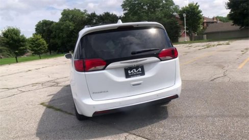 Used 2020 Chrysler Pacifica Touring-L image 9
