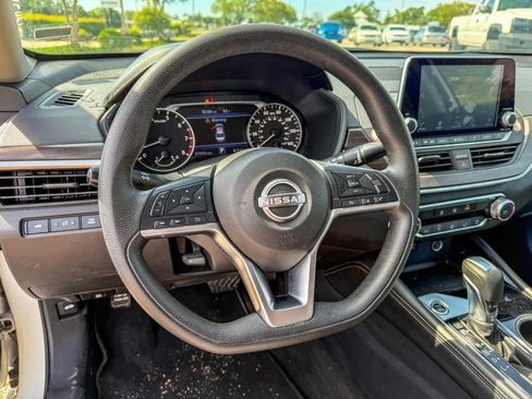 Used 2023 Nissan Altima 2.5 SV image 9