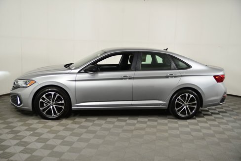 Used 2023 Volkswagen Jetta Sport image 2