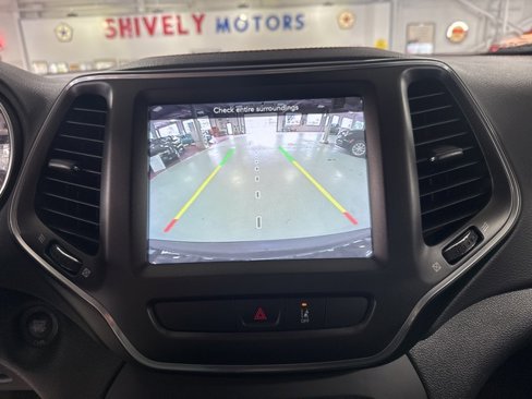 Used 2022 Jeep Cherokee Trailhawk w/ Comfort/Convenience Group image 18