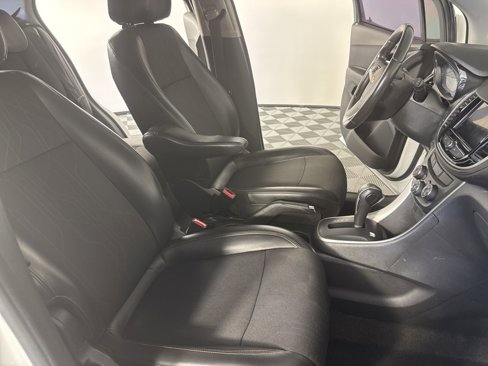 Used 2020 Chevrolet Trax LT w/ LT Convenience Package image 33