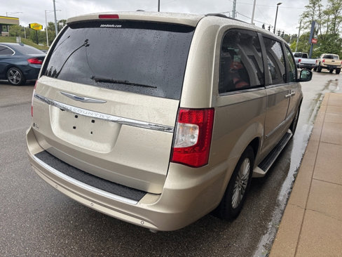 Used 2015 Chrysler Town & Country Touring-L image 5