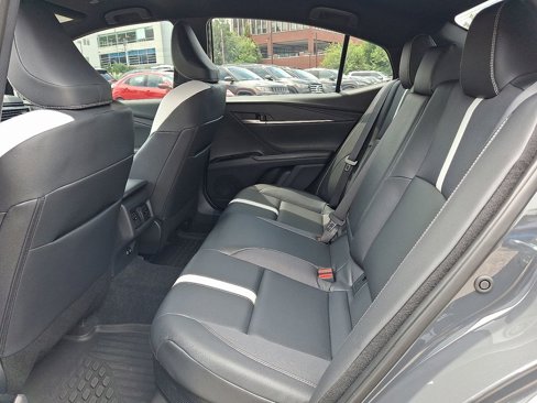 Used 2025 Toyota Camry SE image 10