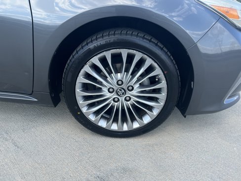 Used 2018 Toyota Avalon Limited image 13