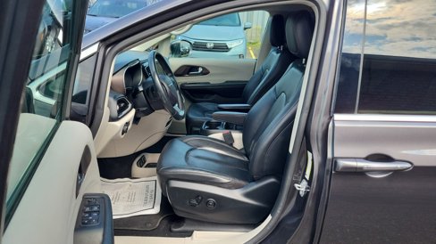 Used 2019 Chrysler Pacifica Touring-L image 18