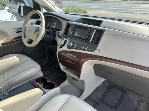 Used 2012 Toyota Sienna XLE image 23