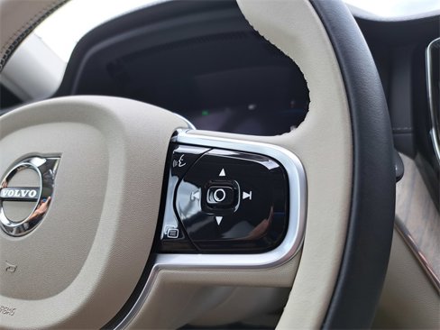 Used 2022 Volvo XC60 B5 Inscription w/ Climate Package image 17
