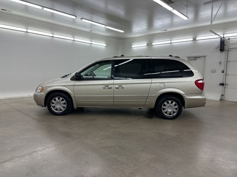 Used 2005 Chrysler Town & Country Limited image 7
