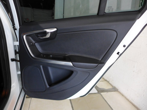 Used 2017 Volvo V60 T6 R-Design Platinum image 67